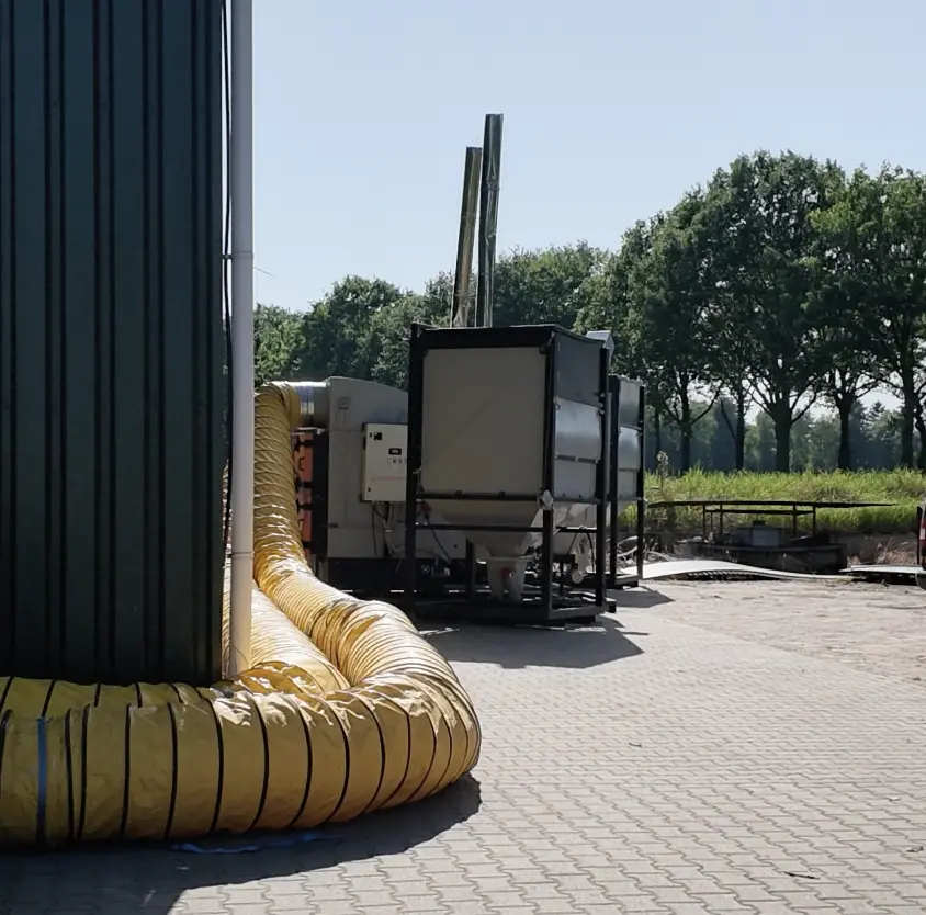LANOX Warmluftsystem mit gelbem Warmluftschlauch für Getreidetrocknung an einem Silo
